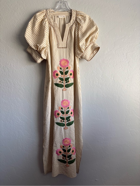 Dresses & Skirts - ❤️NEW entro Embroidered Floral Stripe Maxi Dress - Cream & Pink